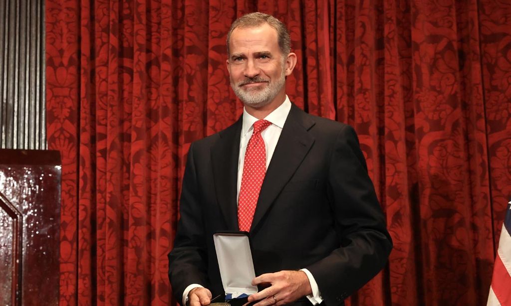 Rey Felipe recibiendo la medalla de la Forign Policy Association