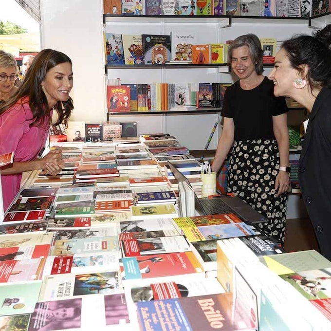 La guía de lectura de la reina Letizia en la Feria del Libro: novela, fotoperiodismo y cine