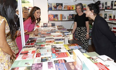 La guía de lectura de la reina Letizia en la Feria del Libro: novela, fotoperiodismo y cine