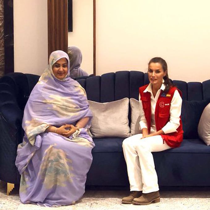 La reina Letizia se despide de Mauritania con un almuerzo junto a la primera dama del país 