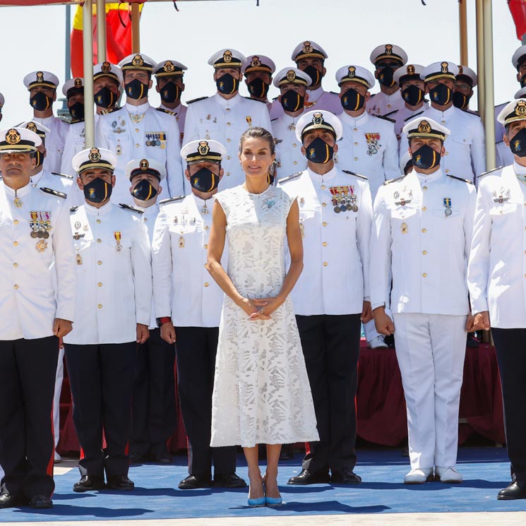 La reina Letizia amadrina la entrega de la bandera nacional en Cartagena