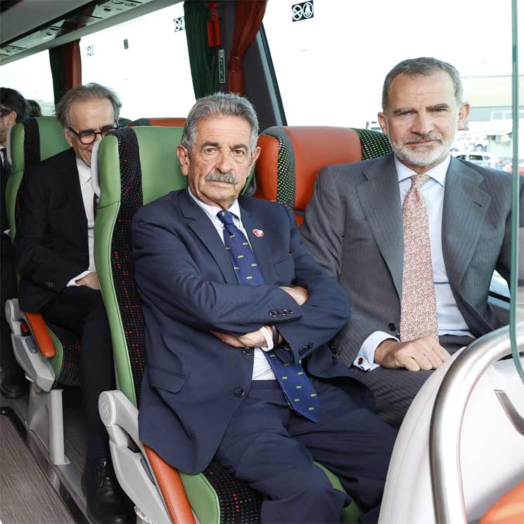 El rey Felipe, compañero de autobús de Miguel Ángel Revilla en un recorrido por el puerto de Santander