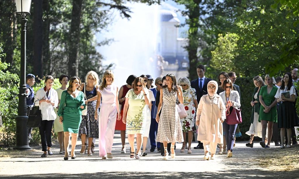 La reina con las primeras damas de la OTAN en Segovia