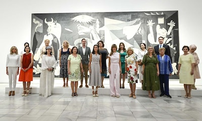 Doña Letizia culmina la jornada con los acompañantes de los mandatarios de la OTAN frente al 'Guernica' de Picasso