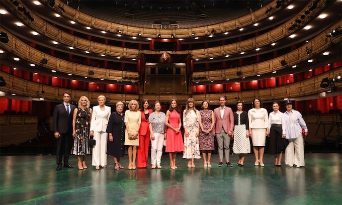 La reina Letizia en el Teatro Real con las parejas