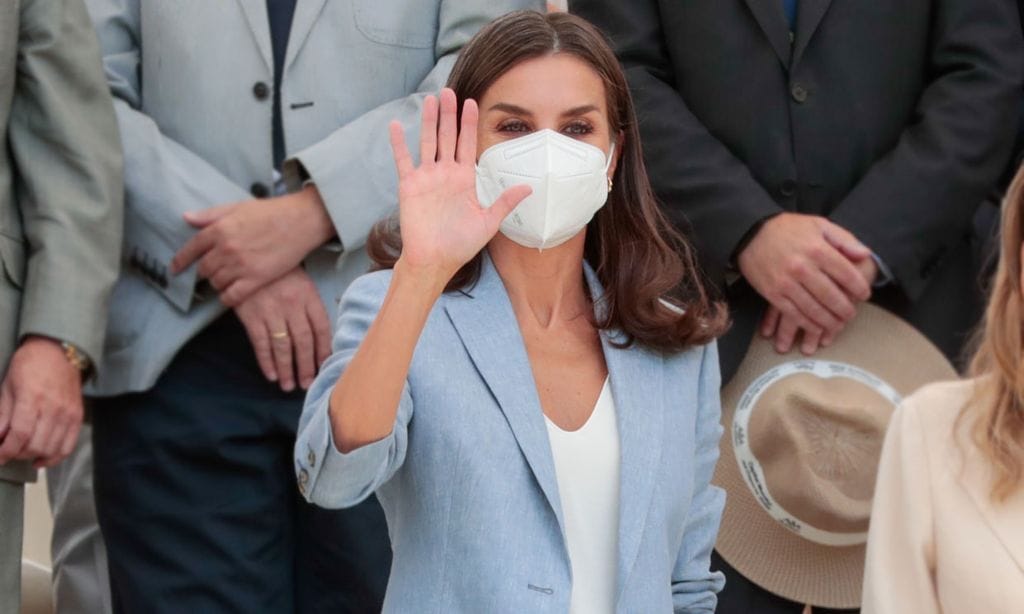 La reina Letizia reaparece en público, con mascarilla, una semana después de su positivo en covid