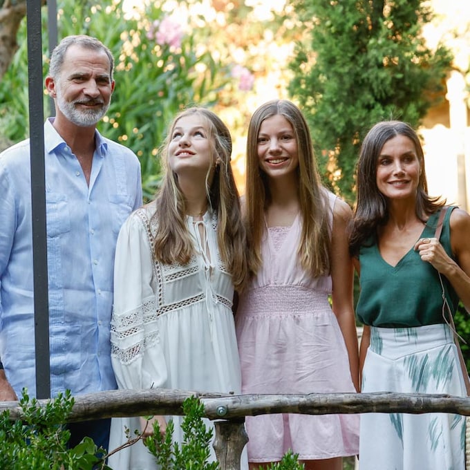 Los Reyes y sus hijas visitan la Cartuja de Valldemossa, una antigua residencia real