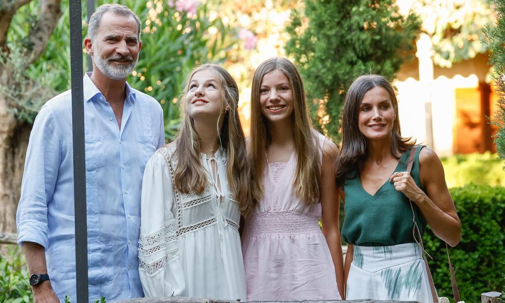 Los Reyes y sus hijas visitan la Cartuja de Valldemossa, una antigua residencia real