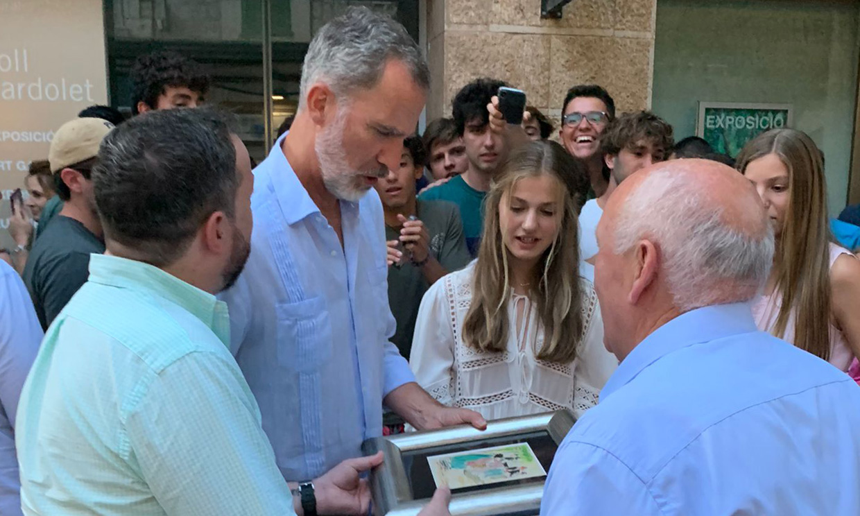 Todos los detalles de la obra de arte que los Reyes recibieron de forma espontánea en Valldemossa