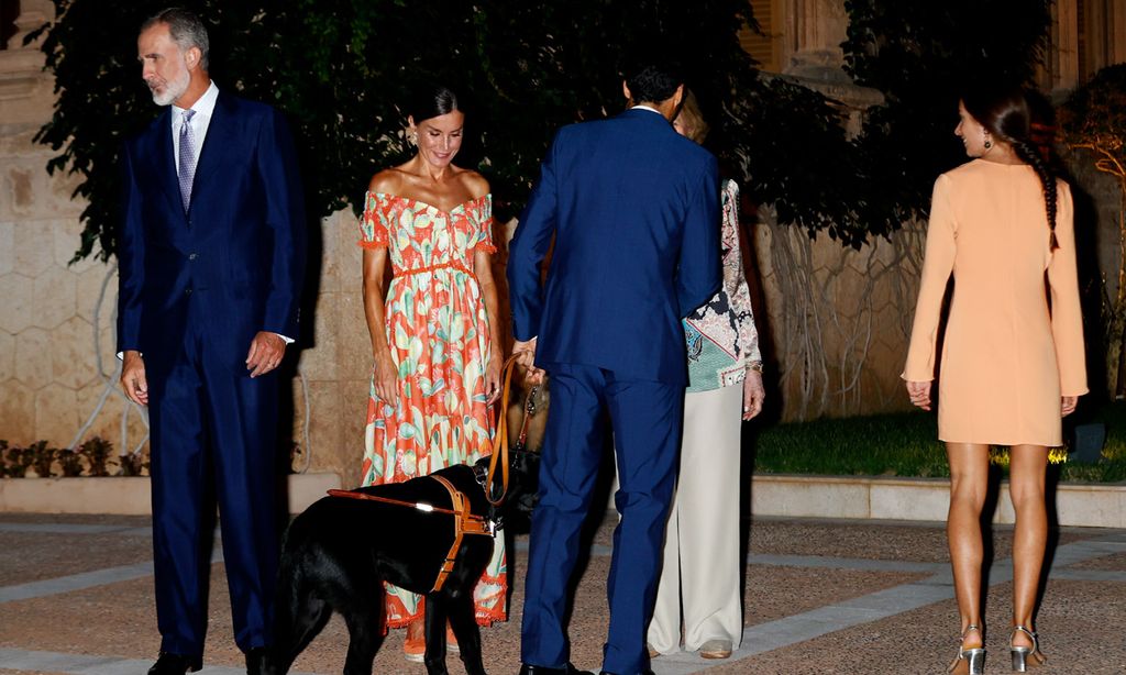 Los Reyes, junto a doña Sofía, reciben a la sociedad balear por primera vez en el Palacio de Marivent