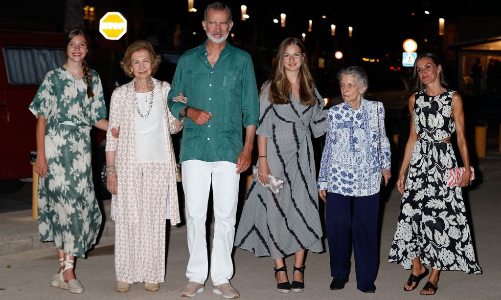 Los Reyes y sus hijas disfrutan de una cena en familia junto a doña Sofía y su hermana la princesa Irene