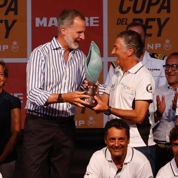 ¡Enhorabuena, campeones! Don Felipe entrega los trofeos de la Copa del Rey MAPFRE de vela