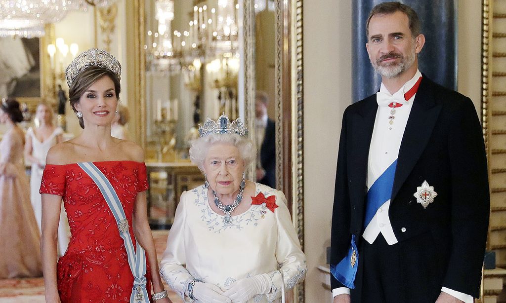 Los reyes Felipe y Letizia con Isabel II