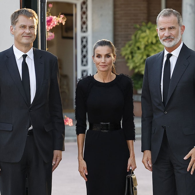 Los reyes Felipe y Letizia acuden a la residencia del embajador británico a presentar sus condolencias por la muerte de Isabel II