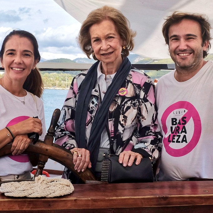 La reina Sofía vuelve a Mallorca como una voluntaria más para la limpieza de residuos en las playas