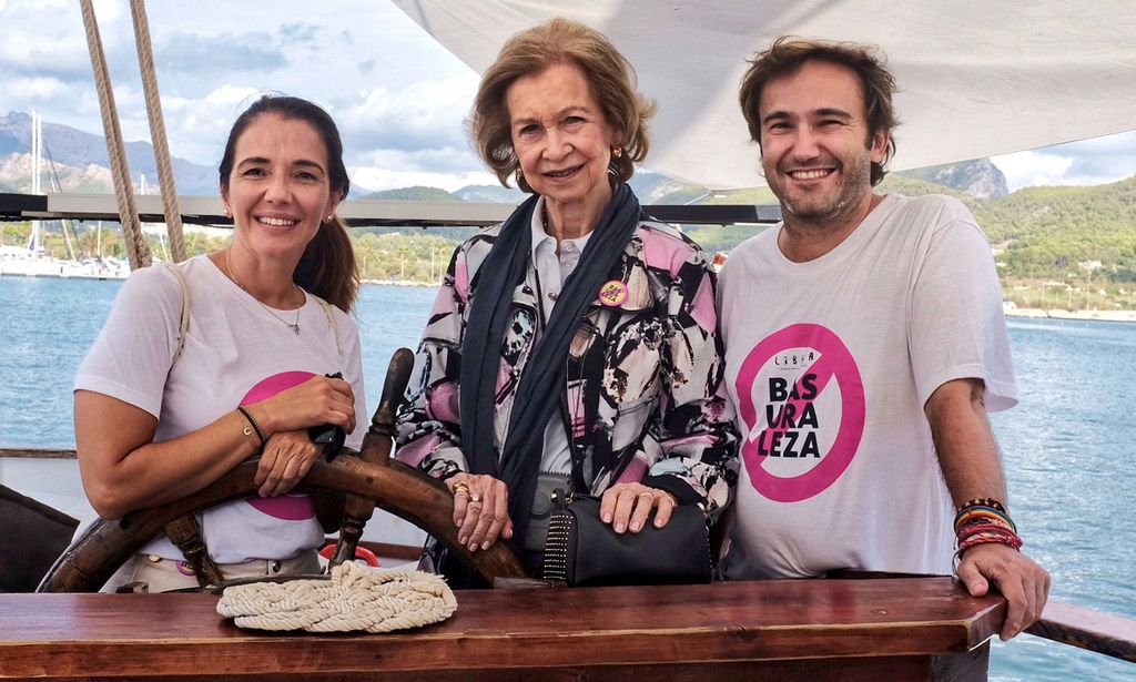 La reina Sofía vuelve a Mallorca como una voluntaria más para la limpieza de residuos en las playas