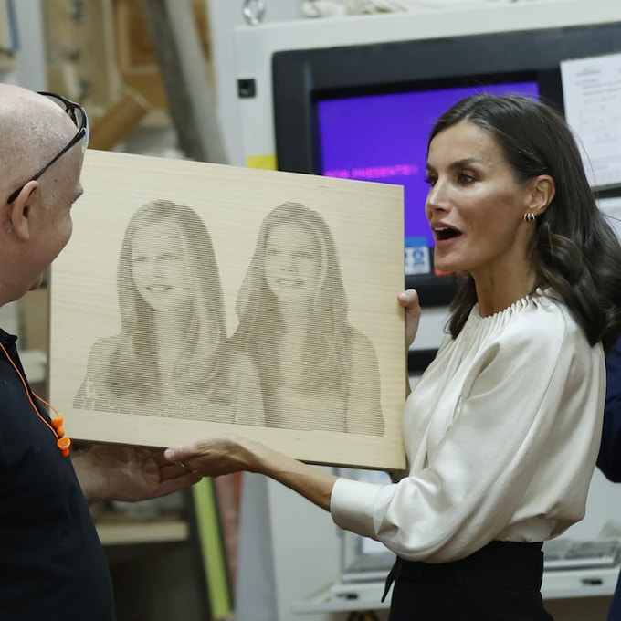 La reina Letizia, impresionada por la talla con la imagen de sus hijas que le han regalado en su visita a Albacete