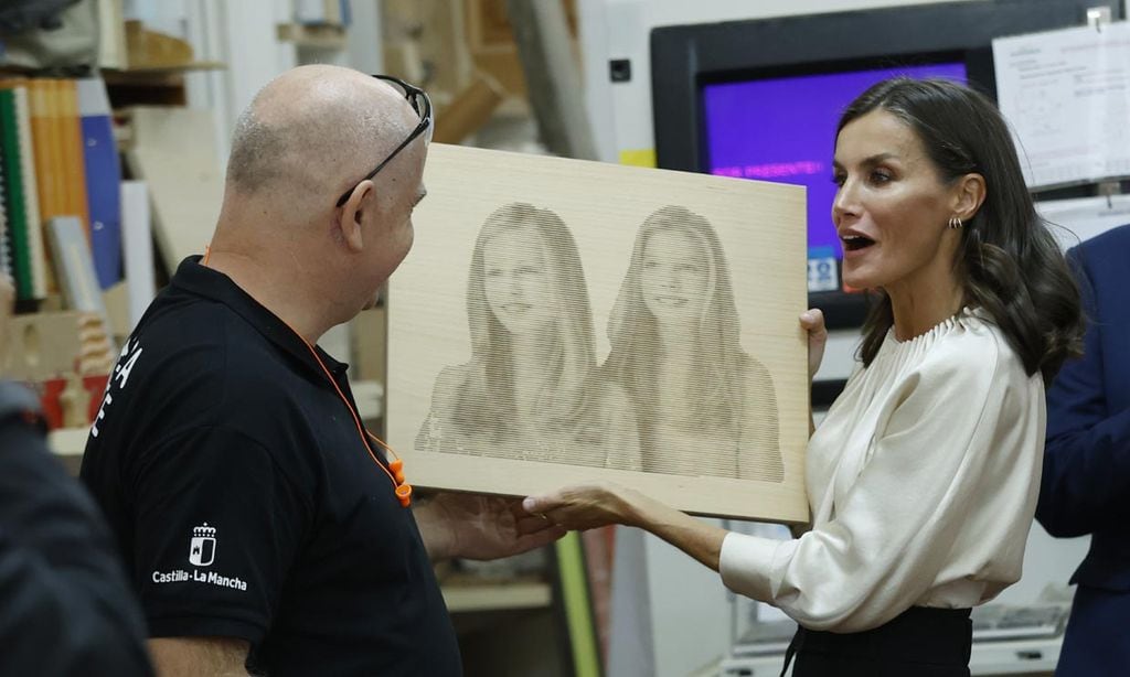 Talla en madera de las hijas de doña Letizia, Leonor y Sofía