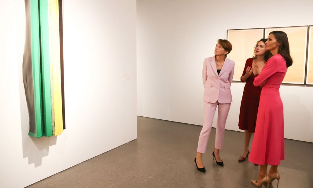 La Reina, acompañada de la primera dama alemana, visita una exposición de artistas españolas