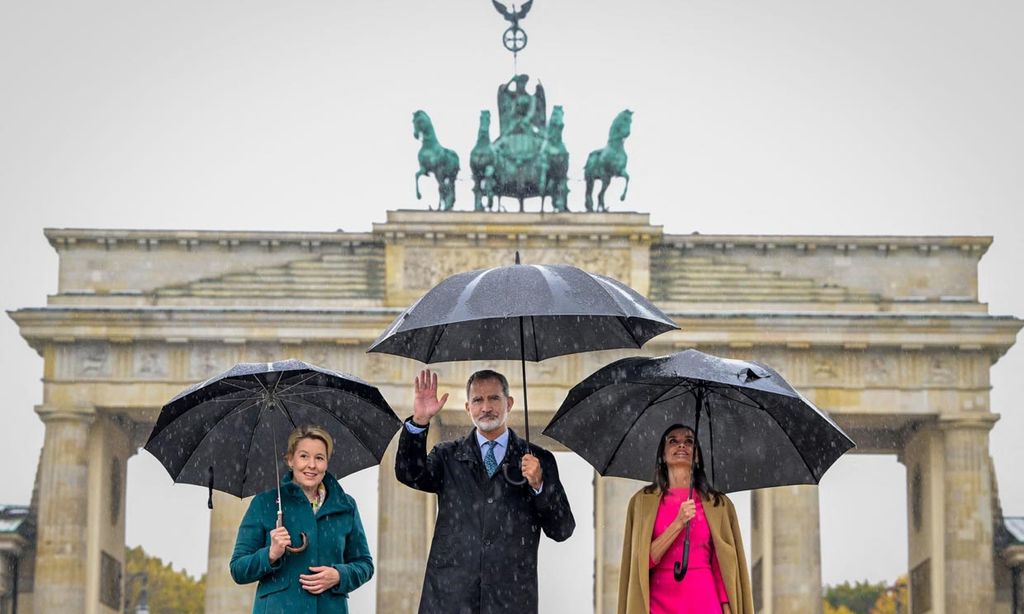 Don Felipe y doña Letizia, en la Puerta de Brandeburgo ocho años después de su primera visita como Reyes