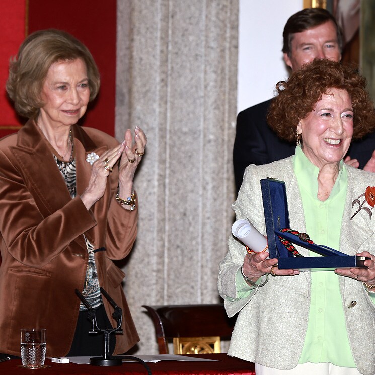 La reina Sofía premia a una de las mentoras del rey Felipe antes de viajar a Asturias