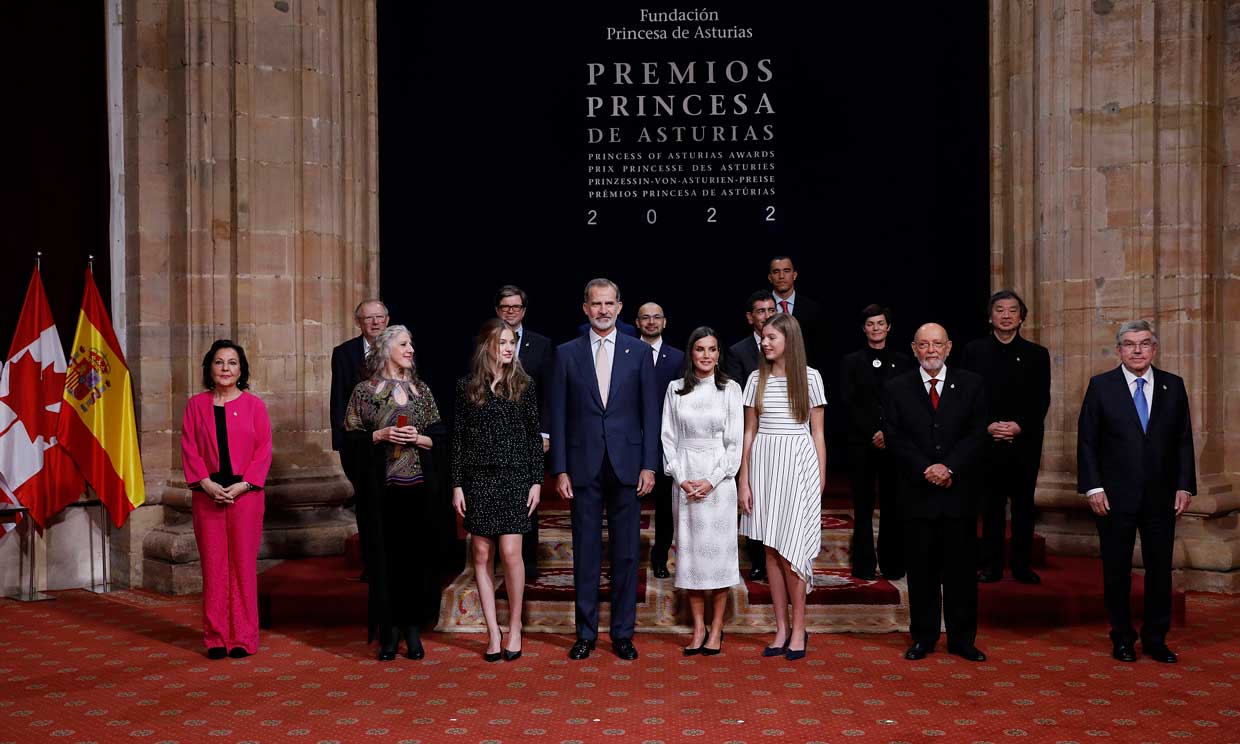El encuentro de los Reyes y sus hijas con los ganadores de los Premios Princesa de Asturias 2022