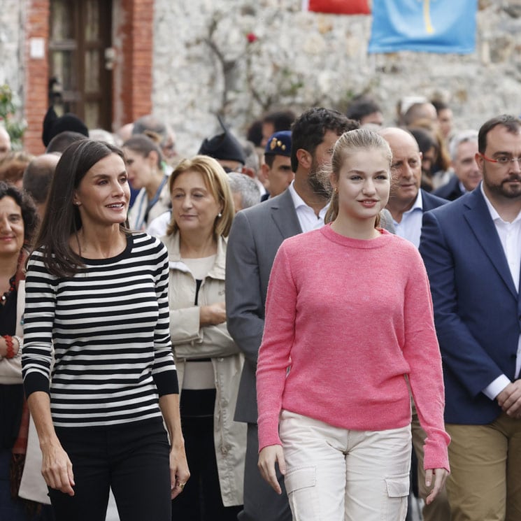 La marcha anticipada de Leonor y la ausencia de la infanta Sofía marcan la visita al Pueblo Ejemplar más atípica