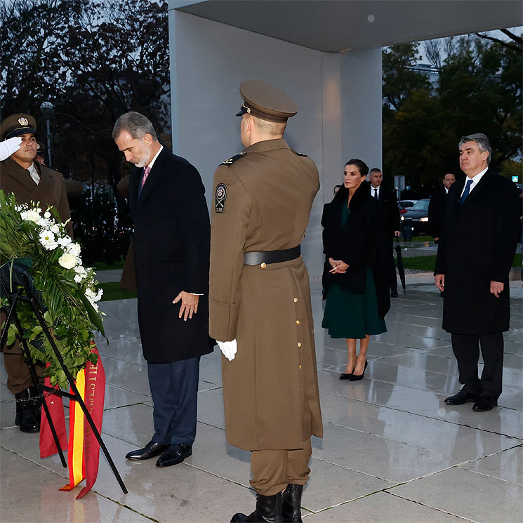 Los Reyes arrancan su visita a Croacia con una ofrenda floral en el monumento a la Patria