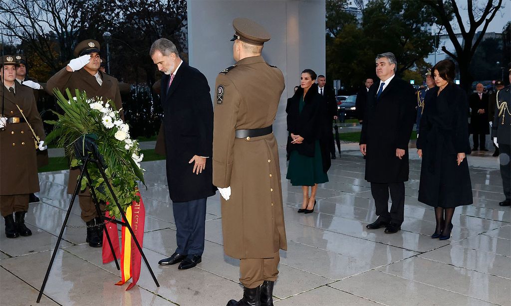 Los Reyes arrancan su visita a Croacia con una ofrenda floral en el monumento a la Patria