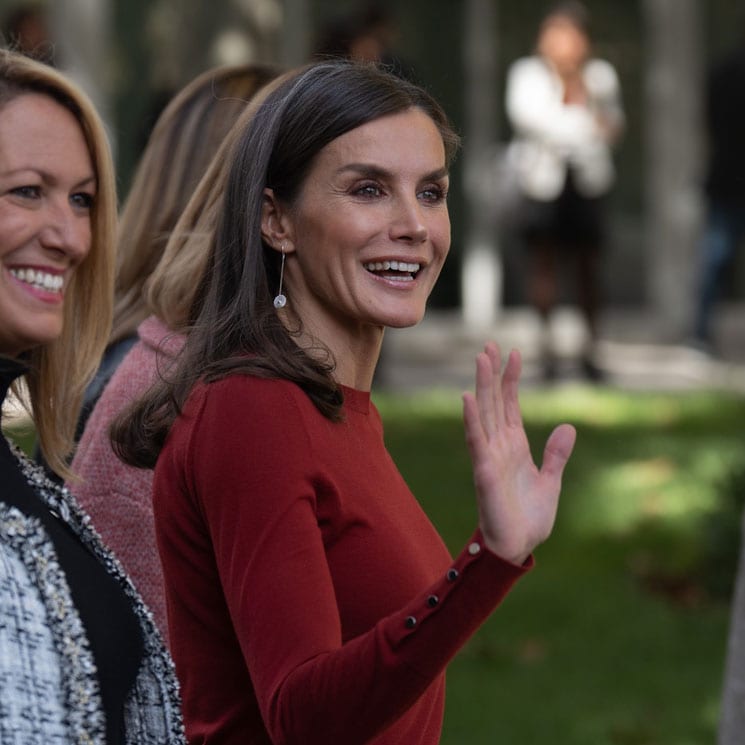 La reina Letizia estrena en Barcelona los pendientes que fichó en  Biocultura