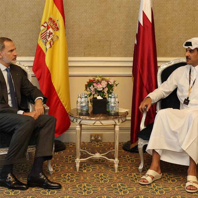 El rey Felipe se reúne con el emir de Catar y con empresarios españoles