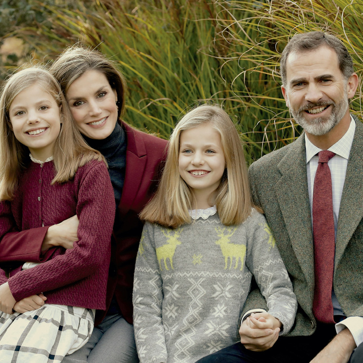 En Palacio, en Asturias o con guiño a momentos clave: así han evolucionado las postales navideñas de los Reyes y sus hijas