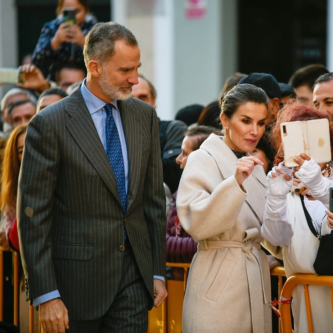 La emoción de los Reyes al inaugurar en Menorca la Farmacia Llabrés con la herencia que recibieron de un empresario