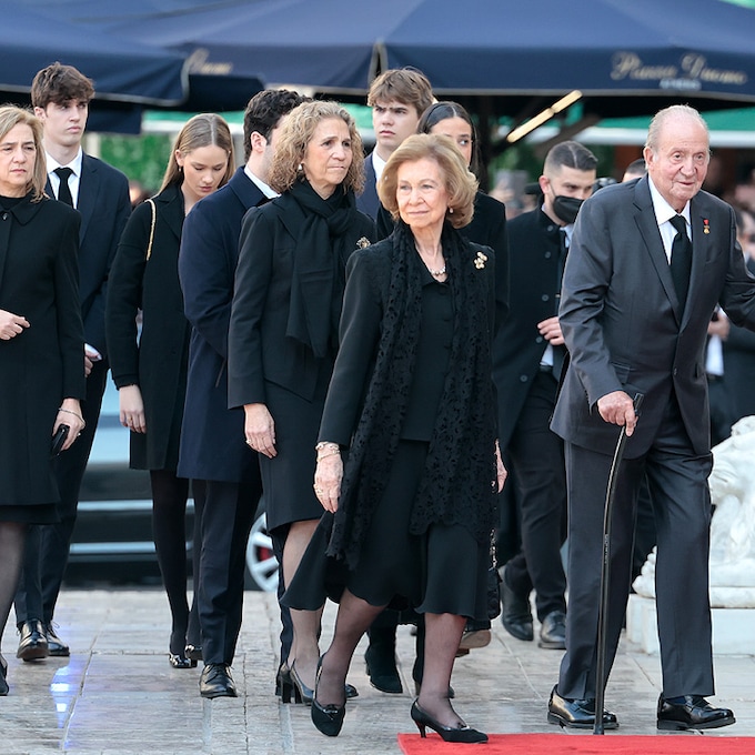 El rey Juan Carlos, arropado por su familia en el funeral de su cuñado