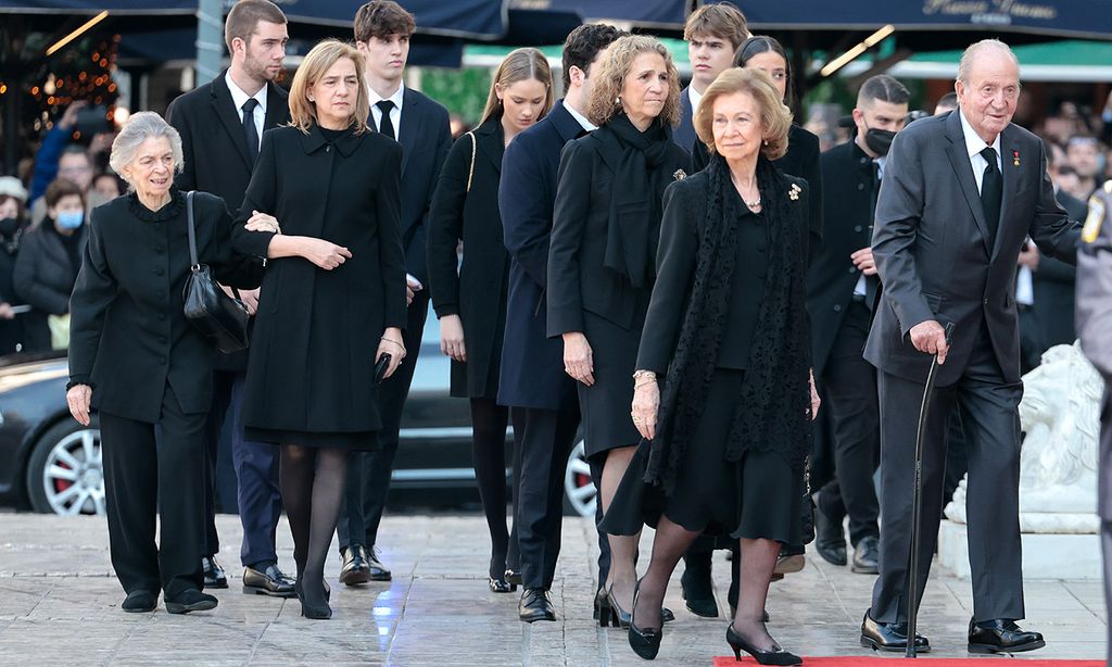 El rey Juan Carlos, arropado por su familia en el funeral de su cuñado