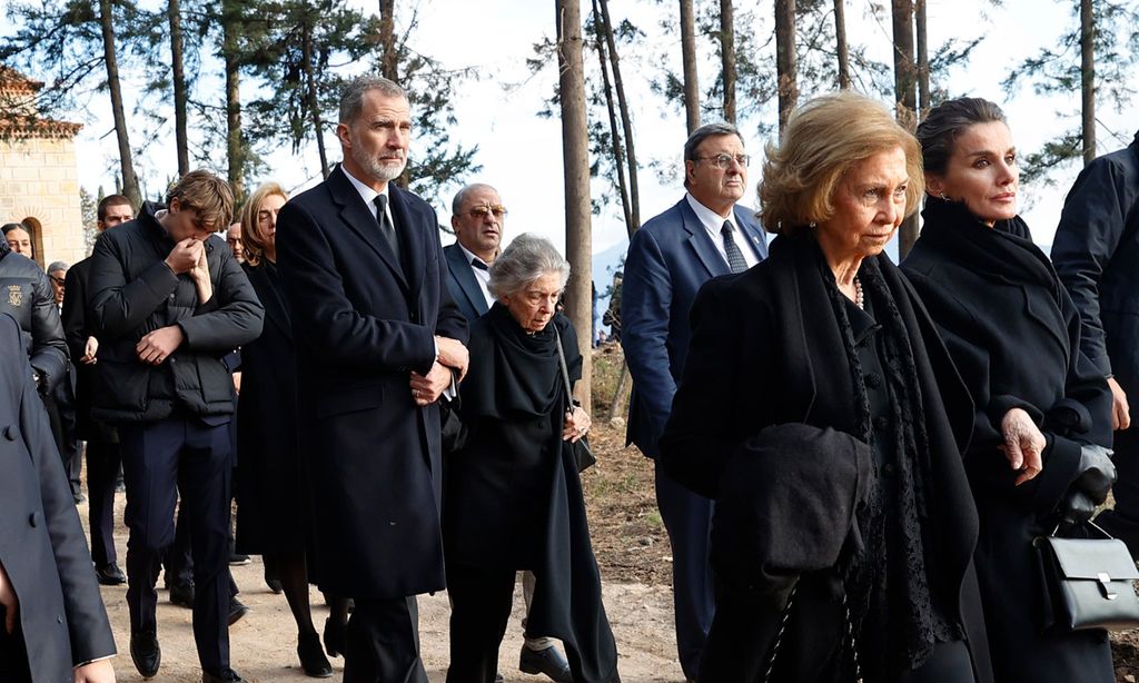 La reina Letizia y doña Sofía, muy unidas en el funeral de Constantino de Grecia