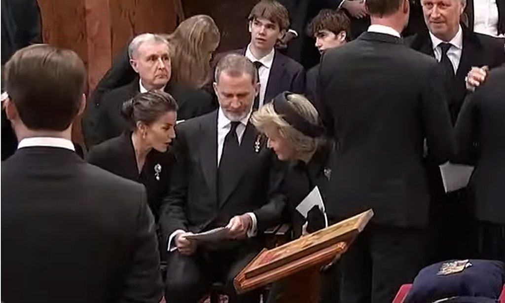 Reina Letizia y Matilde de Bélgica hablando