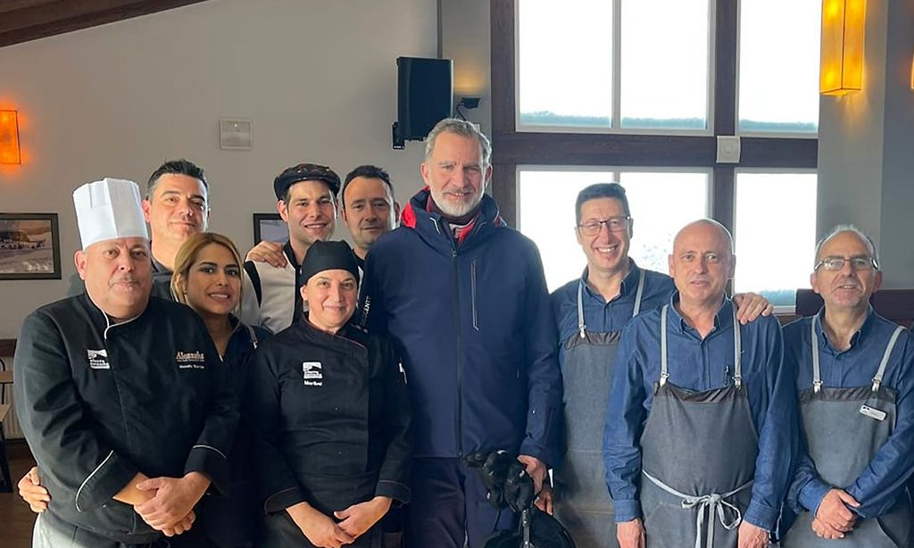 El rey Felipe, en Sierra Nevada con amigos mientras la reina Letizia acude por sorpresa a un partido de waterpolo femenino