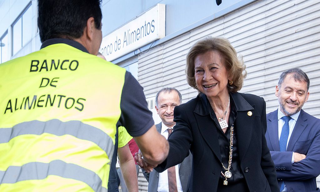 La reina Sofía, de luto y con una sonrisa en su primera aparición pública tras el funeral de su hermano, Constantino de Grecia