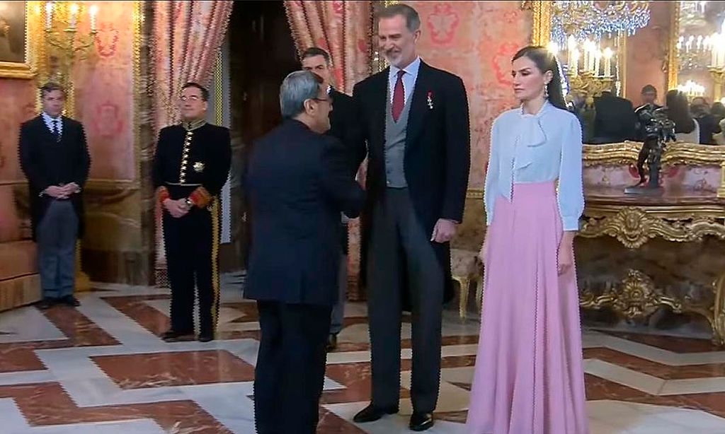 El momento en el que el embajador de Irán no da la mano a la Reina