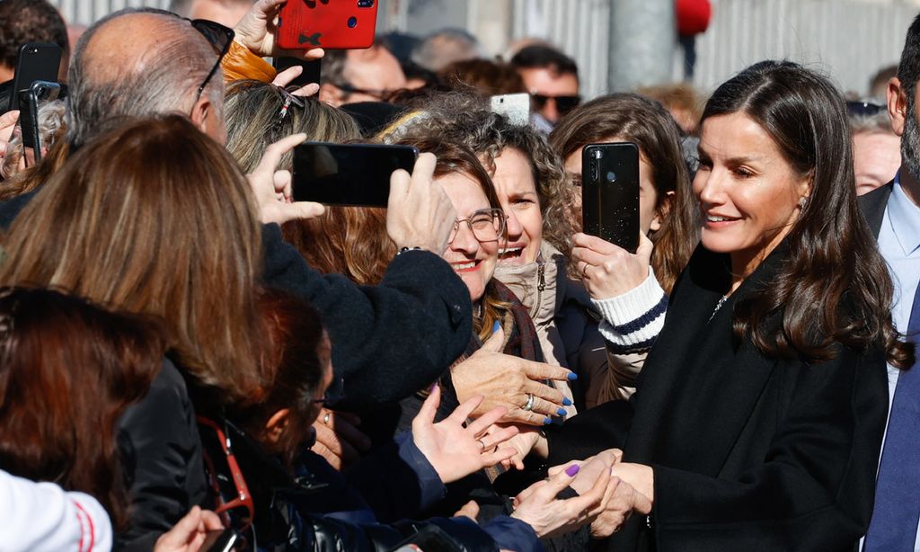 Reina Letizia recibiendo un baño de multitudes en Alicante