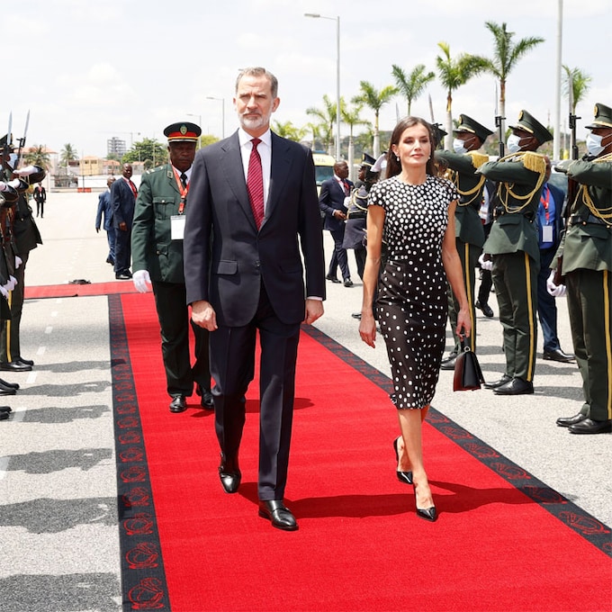 Los Reyes arrancan su visita de Estado a Angola con un sentido homenaje al primer presidente del país
