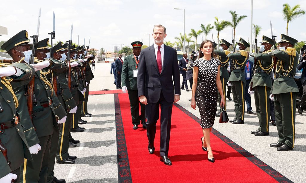 Los Reyes arrancan su visita de Estado a Angola con un sentido homenaje al primer presidente del país