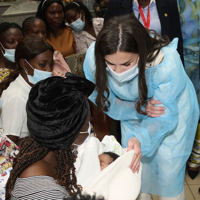 La reina Letizia, todo ternura en su visita a una maternidad de Angola