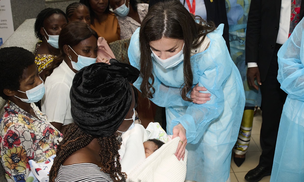La reina Letizia en una maternidad de Angola