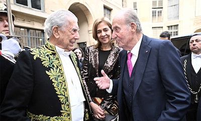 El rey Juan Carlos, acompañado de la infanta Cristina, arropa a Vargas Llosa en su ingreso en la Academia Francesa