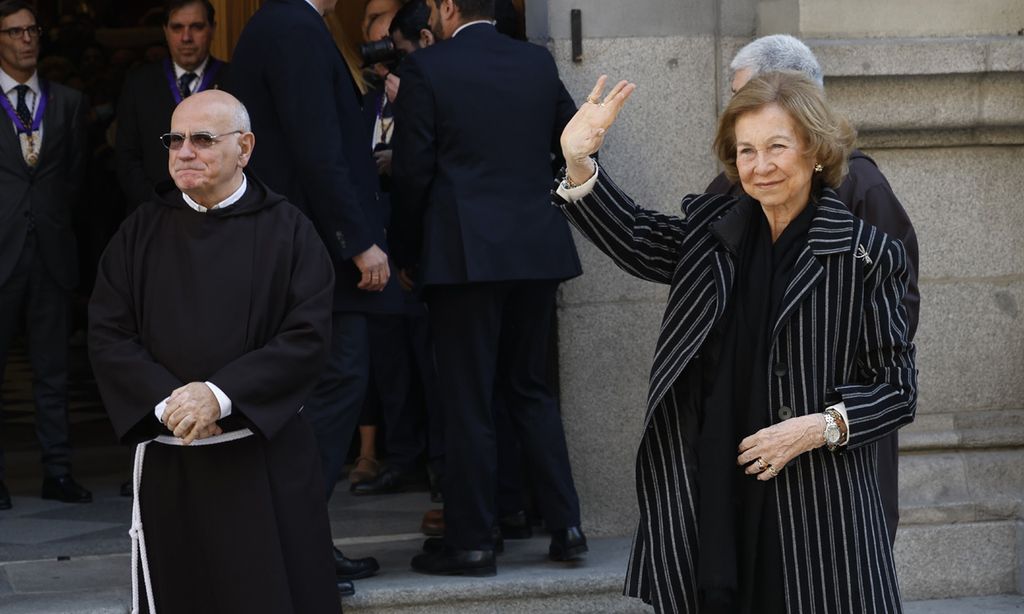 La reina Sofía cumple con la tradición y visita al Cristo de Medinaceli