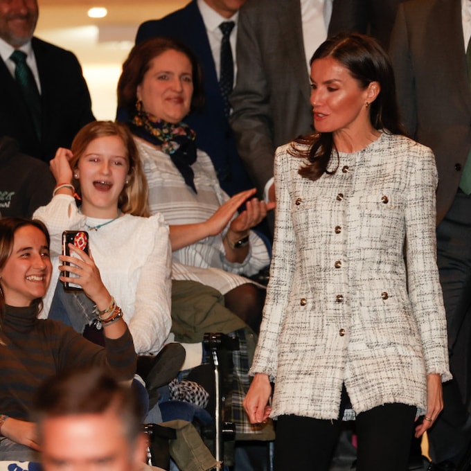 La reina Letizia recibida en Valladolid como una estrella en un auditorio plagado de jóvenes 