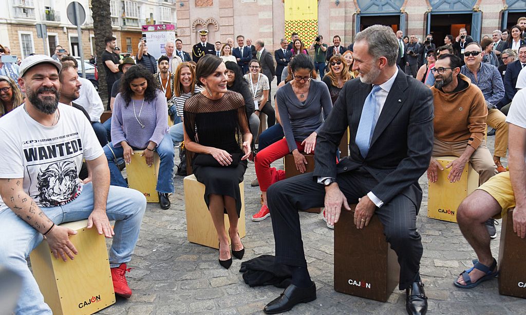 Los Reyes acuden a un concierto flamenco ¡y se animan a tocar el cajón!