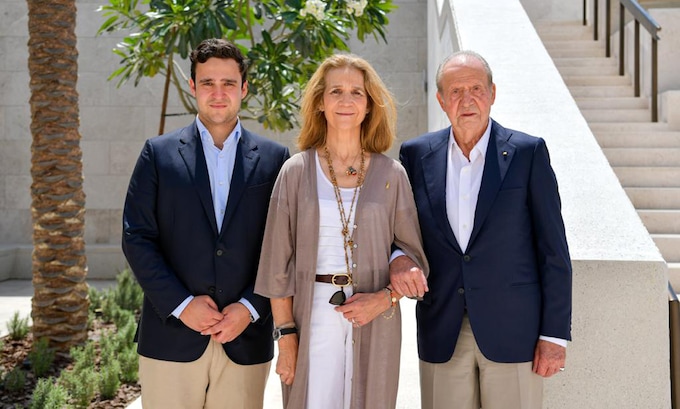 Don Juan Carlos, con la infanta Elena y Felipe de Marichalar en Abu Dabi